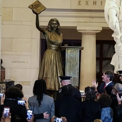 Estátua de Barbara Rose Johns substitui Robert E. Lee no Capitólio