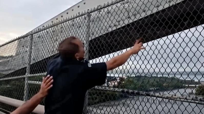 O policial orando pelo homem no local. (Foto: Reprodução/Instagram/Polícia Nacional de Panamá)