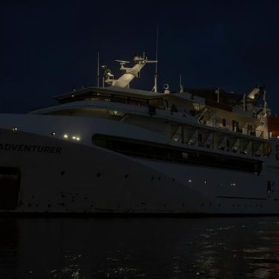 Navio australiano investigado após deixar passageiro; encalha perto de PNG com 120 pessoas