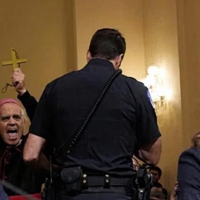 Audiência de Kristi Noem é interrompida por manifestantes citando O Exorcista