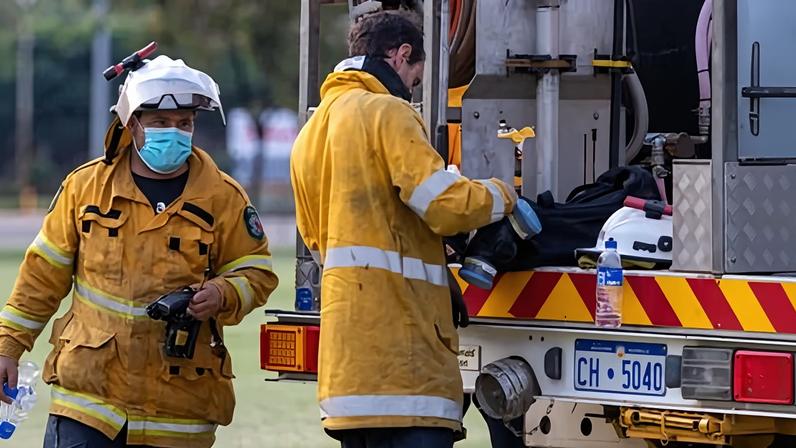 Casas ameaçadas perto de Perth; tempestades atingem Queensland e NT