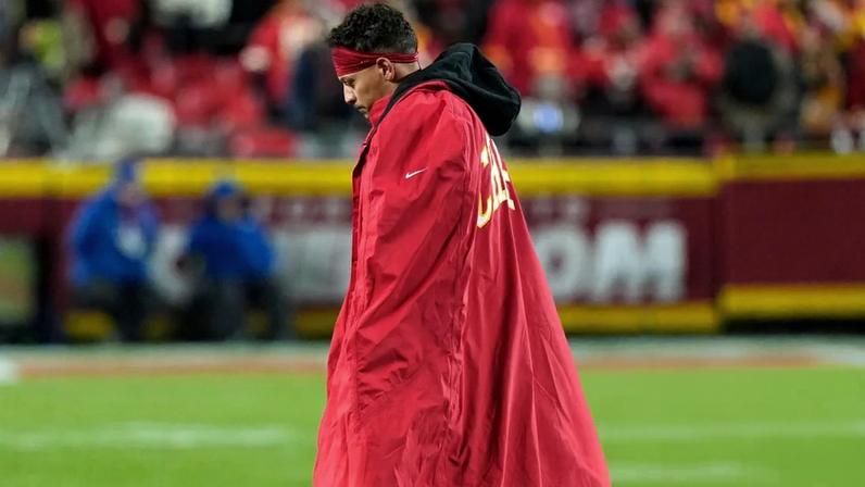 Travis Kelce leaves the field after Sunday’s loss to the Texans.