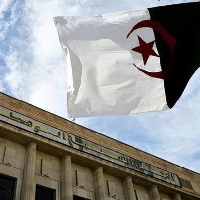 Argélia aprova lei que reconhece colonização francesa como crime
