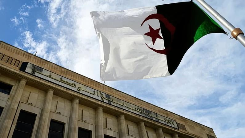 Argélia aprova lei que reconhece colonização francesa como crime