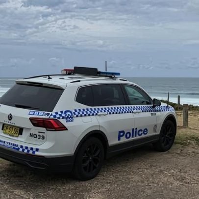 Homem morre e polícia busca adolescente após barco virar na praia de Sydney