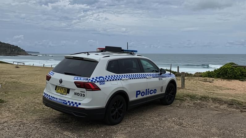 Homem morre e polícia busca adolescente após barco virar na praia de Sydney