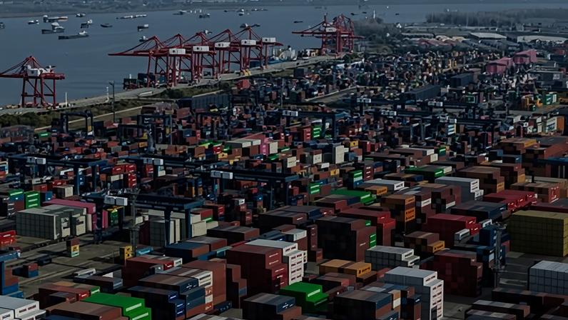 China’s trade surplus has surpassed $1tn for the first time, amid a boom in exports to foreign markets.