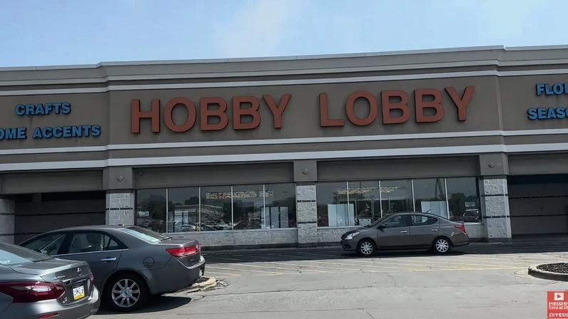 A Hobby Lobby está distribuindo 500 mil livros cristãos. (Foto: Reprodução/YouTube/Simply Karla Jones)