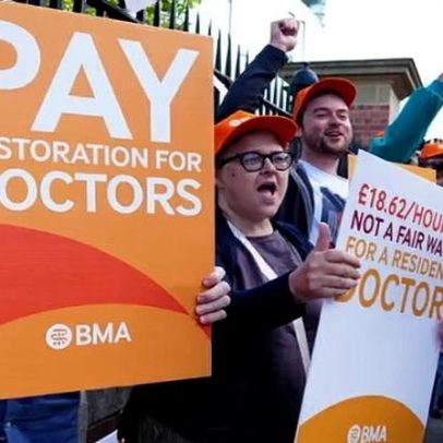 Médicos residentes na Inglaterra aprovam iniciar greve