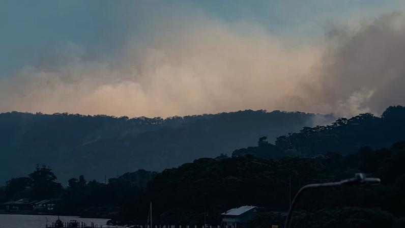 Auxílio emergencial para vítimas dos incêndios em NSW após destruição de 16 casas