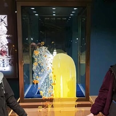 Torre de Londres fecha após crumble de maçã ser jogado na exibição das joias da coroa