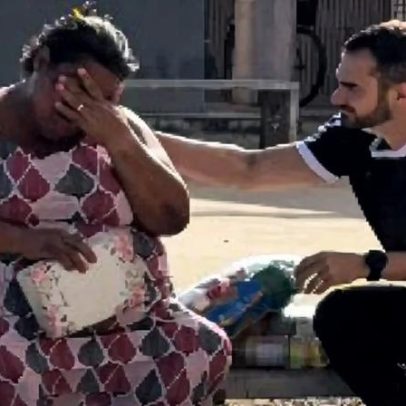 Mulher se emociona ao receber provisão divina enquanto lê Bíblia na rua