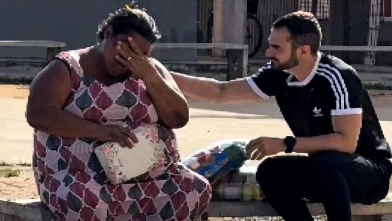 Mulher se emociona ao receber provisão divina enquanto lê Bíblia na rua