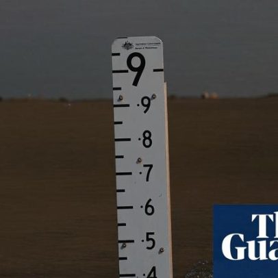 Homem morre em inundações no norte Queensland; criadores avaliam perdas de gado
