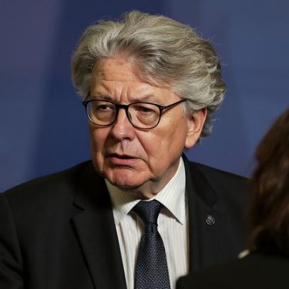 EUA impõem visto a ex-comissária europeia e ativistas por censura