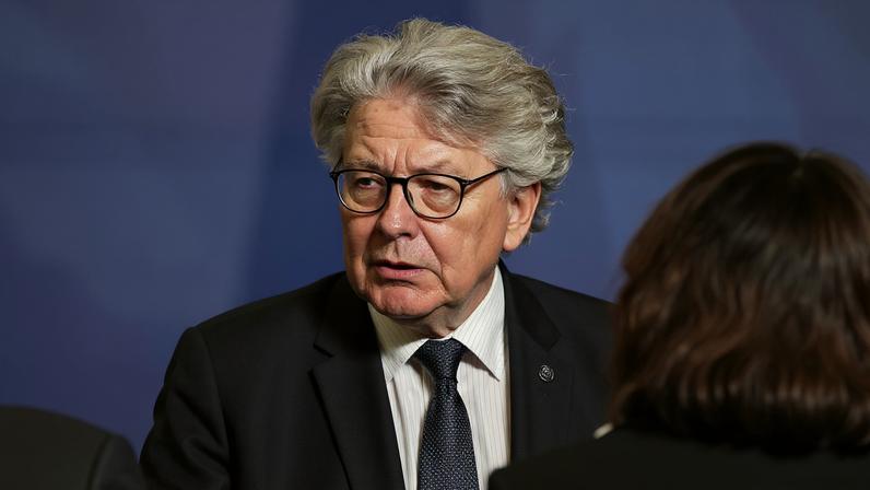 EUA impõem visto a ex-comissária europeia e ativistas por censura