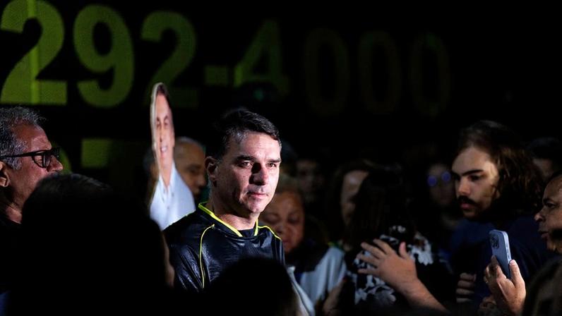 Flávio Bolsonaro diz que se acertou com Michelle e esclarece que não há definição de palanque no Ceará. (Foto: Isaac Fontana/EFE)