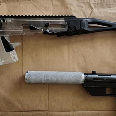 Seis acusados após homem e adolescente com armas carregadas em táxi em Sydney