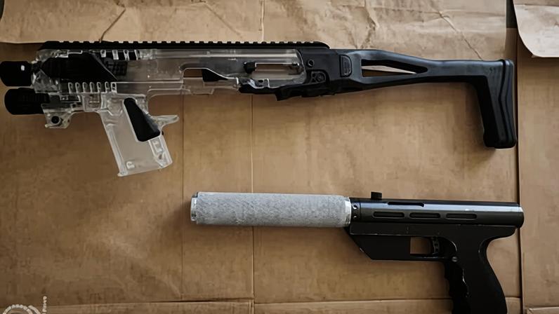 Seis acusados após homem e adolescente com armas carregadas em táxi em Sydney