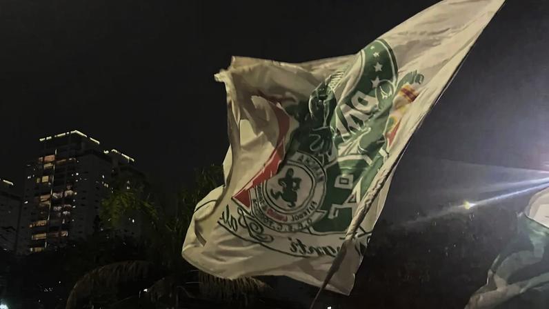 Torcida do Palmeiras com bandeiras do Porco e da Mancha Verde, símbolo de como a provocação virou orgulho nas arquibancadas. (Foto: Ulisses Lopresti / Lance!)