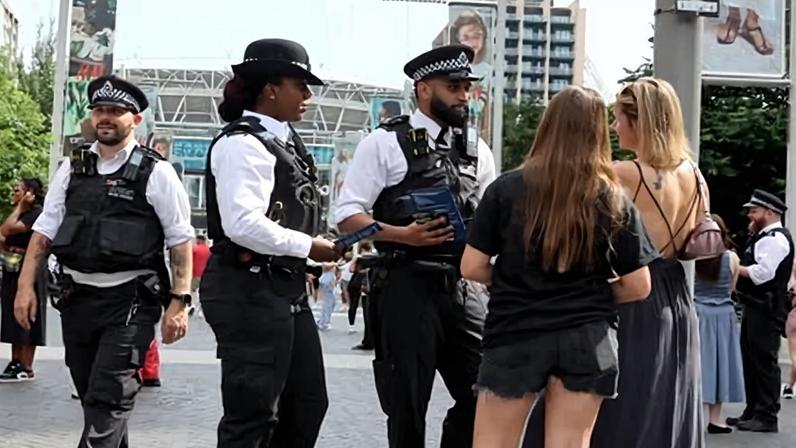 Vítimas de crimes sexuais enfrentam 'loteria de código postal' com a polícia, afirma ministra