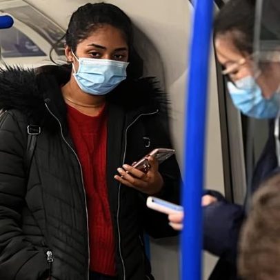 Líder do NHS recomenda retomada do uso de máscaras ante onda de gripe