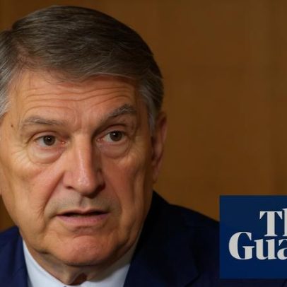Manchin pede que legisladores abandonem o modo ataque na violência política