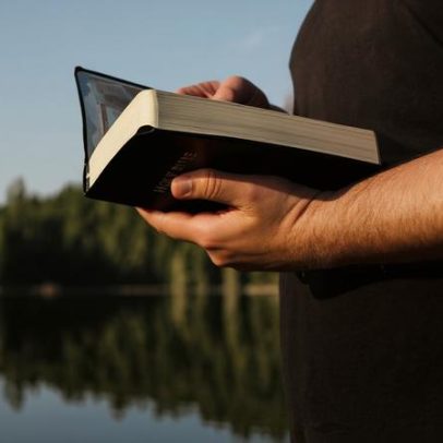 Pastor é esfaqueado durante culto em igreja nos EUA
