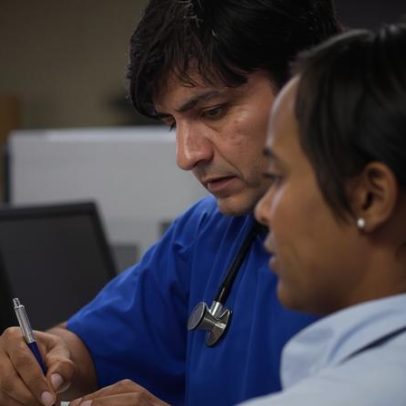 Médicos estrangeiros evitam NHS por discurso anti-imigração, diz médico-chefe