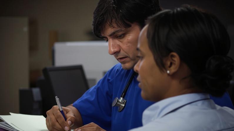 Médicos estrangeiros evitam NHS por discurso anti-imigração, diz médico-chefe
