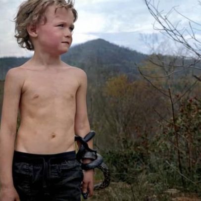 Menino com serpente nas Montanhas Apalaches é destaque na foto de Hannah Modigh