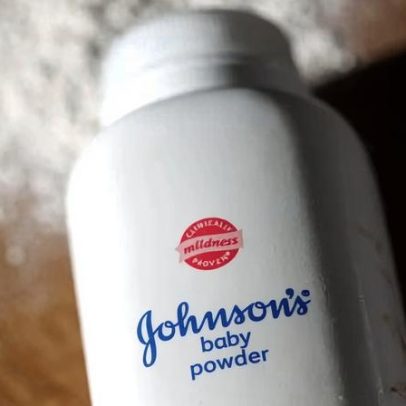 J&J condenada a pagar US$40 milhões a mulheres que associam talco ao câncer