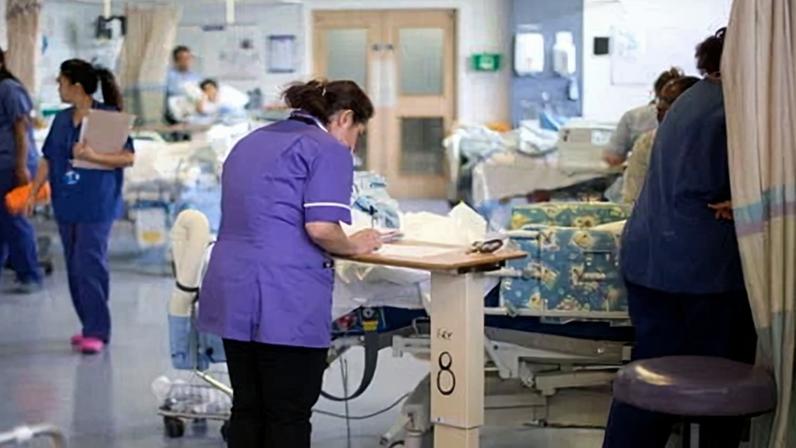 Racismo crescente aponta para queda de enfermeiras estrangeiras no Reino Unido