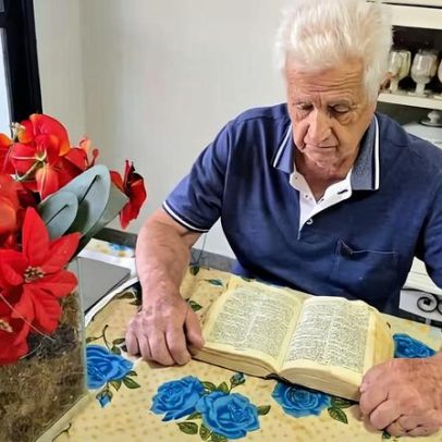 Idoso de 84 anos afirma ter lido a Bíblia 94 vezes