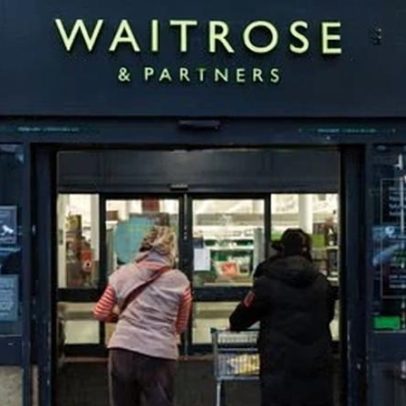 Waitrose alerta clientes para não beber água de Deeside por risco de vidro