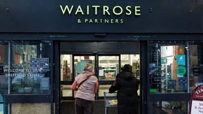 Waitrose alerta clientes para não beber água de Deeside por risco de vidro