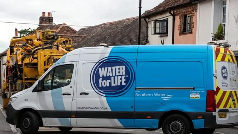 Vazamento rompe tubulação em East Sussex, deixando casas sem água no Natal