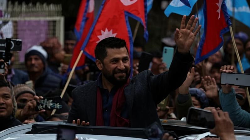 Apresentador de TV nepali e ex-rapper unem-se para eleição após revolta juvenil