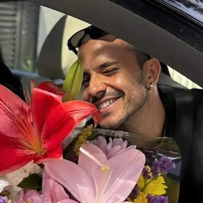 Jade Picon assume namoro com André Lamoglia e recebe buquê do ator