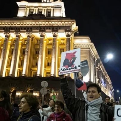 Governo búlgaro renuncia após protestos anti-corrupção