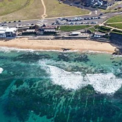 Homem é acusado por exibir símbolo nazista após tatuagens em praia de NSW