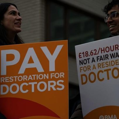 Salários baixos e falta de vagas levam médicos a greve em surto gripal