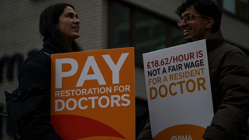 Salários baixos e falta de vagas levam médicos a greve em surto gripal