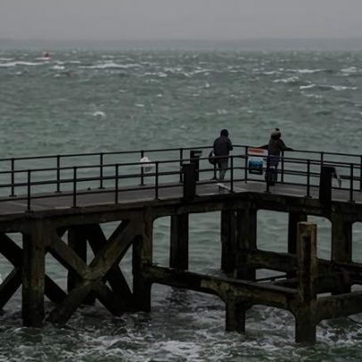 Tempestade Bram atinge o Reino Unido com ventos fortes e chuva intensa