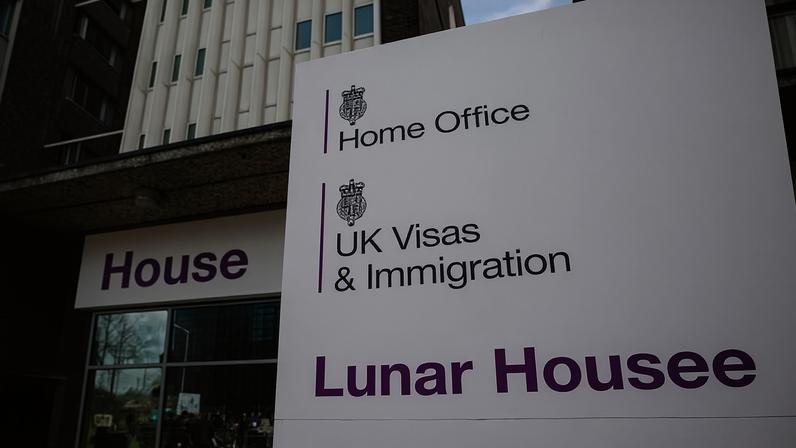 Sistema de imigração digital do Reino Unido gera exclusão, aponta estudo