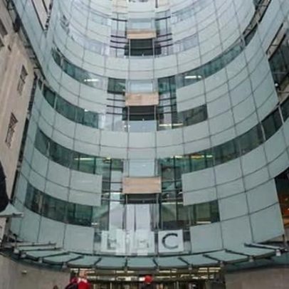 Ministros avaliam despolitização de cargos da BBC; Farage lidera sondagens