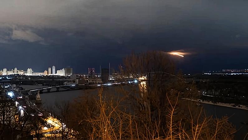 Zelensky encontra líderes europeus e Trump para paz na Ucrânia durante ataques