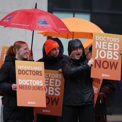 Médicos residentes na Inglaterra vão consultar sobre encerrar greves