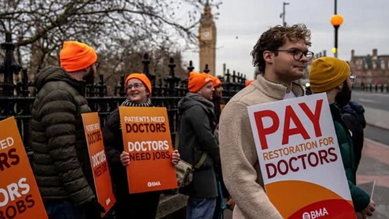 Médicos residentes retomam negociações para evitar novas greves