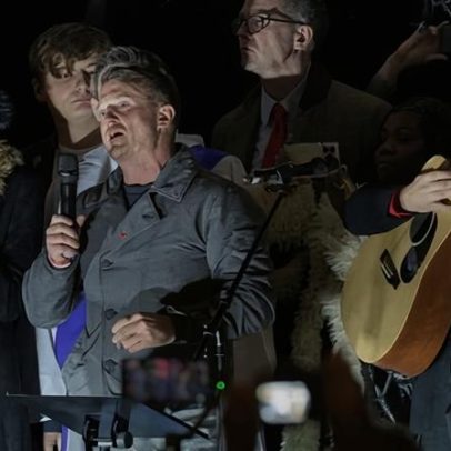 Tommy Robinson diz ter encontrado Jesus na prisão; igrejas divergem